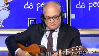 Da Achille Lauro a Tony Effe, Gualtieri suona alla chitarra le hit di Sanremo (video)