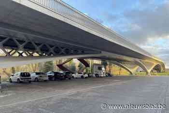 Parkeerplaatsen onder Brigandsbrug worden beter afgebakend