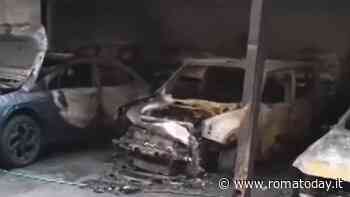 Incendio in commissariato, il sindacato di polizia: "In un video uomo lancia bottiglie incendiare sotto alle auto"