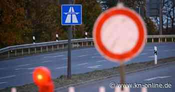 Sperrung der B76: LKW kommt von der Fahrbahn ab und rutscht in den Graben