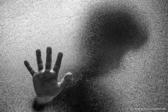 Twintig jaar nadat hij zoon en pleegzoon begon te misbruiken krijgt zestiger zware celstraf: “Als dit uitkwam, zou heel de familie kapot gaan”