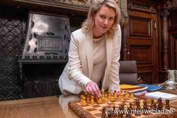 Els Van Doesburg (N-VA) installeert zich in Antwerps stadhuis als waarnemend burgemeester: “Met bloemen, kaarsen en kussens breng ik hier wat vrouwelijkheid”