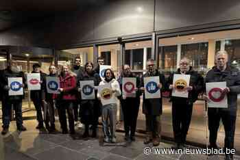 Ludieke protestactie tegen verbod voor stadspersoneel op kussen of kritiek uiten: “De stad gaat hier echt te ver”
