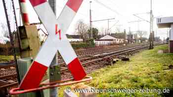 Zug erfasst Transporter in Gifhorn auf unbeschranktem Bahnübergang