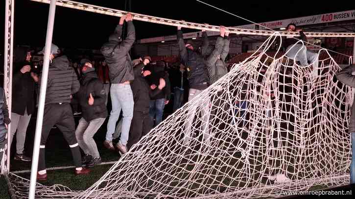 Chaotisch afscheid van stadion met kolderiek moment en groep slopende fans