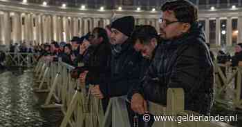 Italianen maken zich zorgen en bidden voor paus: ‘Je snapt dat het ernstig is’