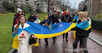 Honderden lopen in Arnhem ‘stille mars voor Oekraïne’