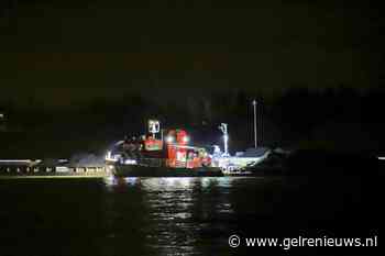 Schip ligt urenlang vast op strekdam in de Waal