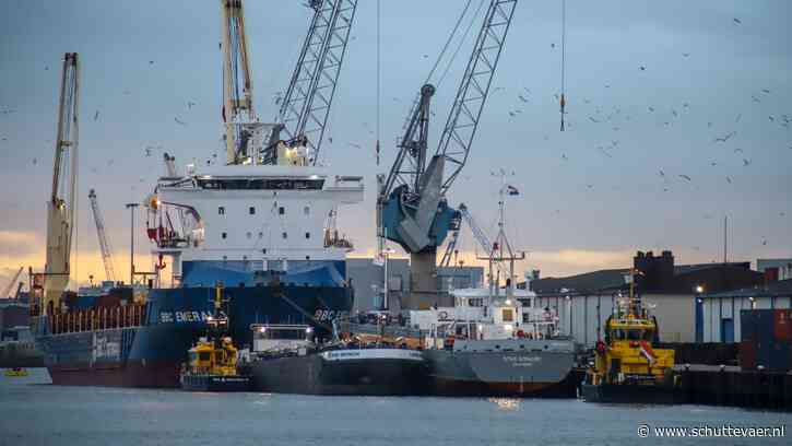 Kustvaarder lekt olie in haven Rotterdam