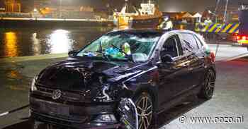 Auto te water langs Loggerstraat in IJmuiden