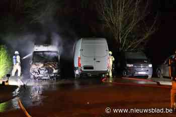 Drie bestelwagens ’s nachts uitgebrand door technisch defect