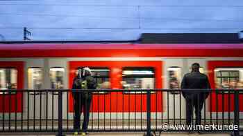 Streit in Münchner S-Bahn eskaliert: Mann geht plötzlich auf Angriff, und kann dann entkommen