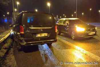 Voertuig eindigt tegen vangrail na aanrijding