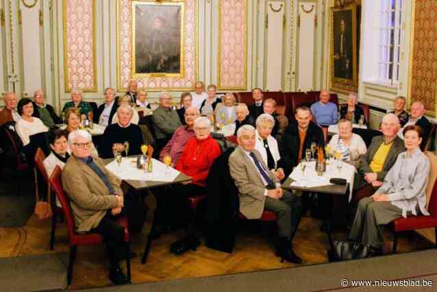 Eerste jubileumviering van 2025 brengt zestien koppels samen in trouwzaal