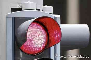 Man (23) heeft amper twee weken rijbewijs op zak en rijdt al door rood licht: “Ik was net té alert”