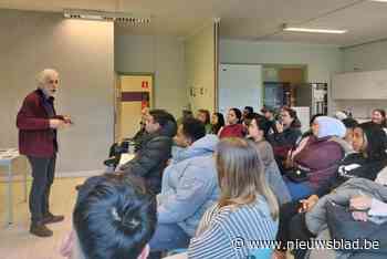 Buitenlandse cursisten klaargestoomd voor carnaval: “Grappige en verbaasde reacties op attributen van Voil Jeanet”