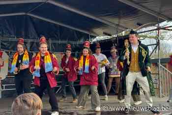 Prins Sjalen brengt bezoekje aan basisscholen, en leerlingen trekken daar graag hun pyjama voor aan