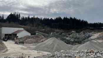 Großeinsatz bei Schnaitsee: Dichter Rauch über Kiesgrube