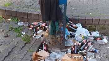 Bottiglie di vetro e resti di cibo, il parco è sommerso dai rifiuti: "Colpa della mensa solidale"