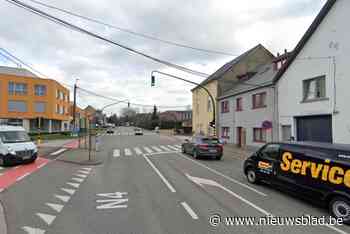 Jonge voetgangster raakt lichtgewond nadat ze rood licht negeert en aangereden wordt