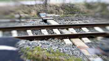 Lokführer befürchtet Personenunfall: Zugstrecke voll gesperrt