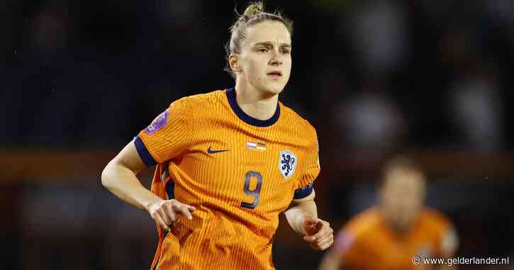 Vivianne Miedema niet langer meer een échte spits: ‘Maar als ik ooit centraal achterin eindig, is het klaar’
