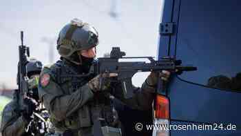 „Bedrohungslage“ in Rosenheim führt zu SEK-Einsatz in Tuntenhausen: Bewaffneter Mann (25) im Fokus