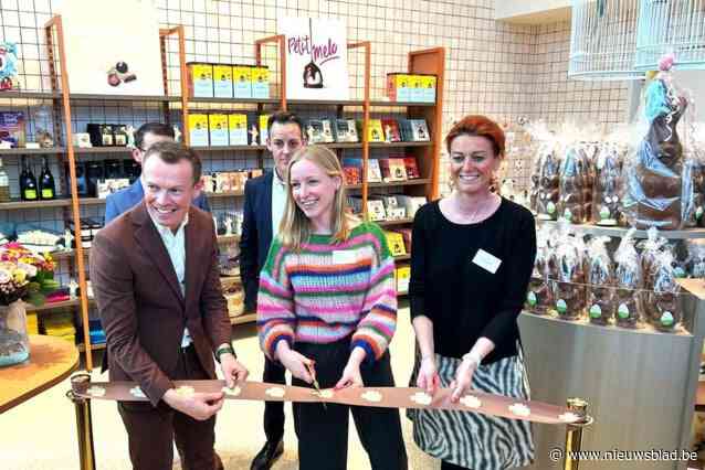 Chocolatier opent eerste belevingscentrum in een echte chocoladefabriek: “Voelen, ruiken én proeven hoe we pralines maken”