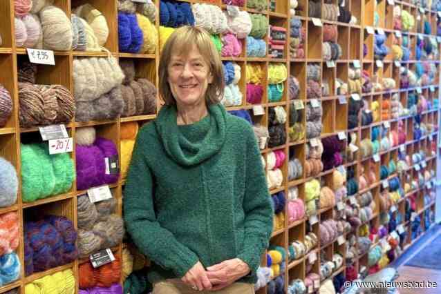 Kaatje (65) verkoopt laatste bollen wol in Stikkestek: “Het leven is meer dan breien en wol alleen”