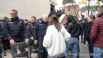 La mattinata sotto assedio del Quarticciolo, tra pusher da scovare e case occupate da sgomberare