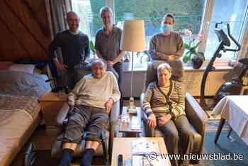 Schepen kruipt in de huid van zorgverlener: “Ouderen houden contact met buitenwereld dankzij hun verzorgers”