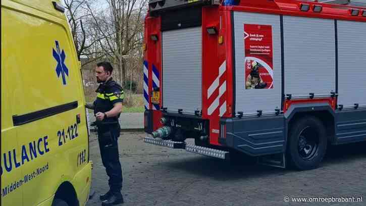 Oudere man rijdt met rollator van de stoep en valt in het water