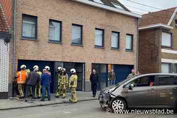 Vrouw (78) rijdt carwash buiten, duwt in paniek op gas en rijdt gevel binnen: “Alsof er een bom ontplofte”
