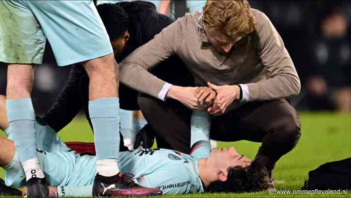 Almere - Thuisduel met Ajax onzeker voor City publiekslieveling na knal tegen hoofd