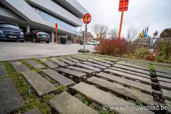 “Losliggende stenen zorgen voor onveilige situatie”: parking aan stadskantoor wordt eindelijk heraangelegd en dat mag wat kosten