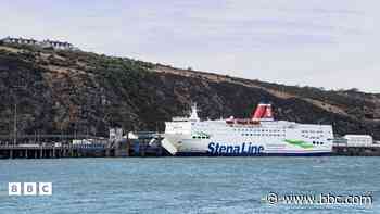 Arestio dyn wedi i ddynes farw ar fferi o Abergwaun i Rosslare