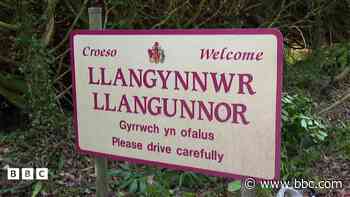 Plentyn wedi marw yn dilyn digwyddiad yn Sir Gaerfyrddin