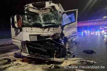 Vrachtwagen rijdt in op andere camion: bestuurder bevrijd uit cabine en zwaargewond afgevoerd