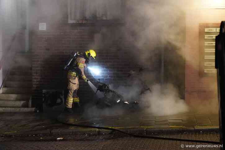 Scooter vliegt in brand in Arnhem, ruit door hitte gescheurd