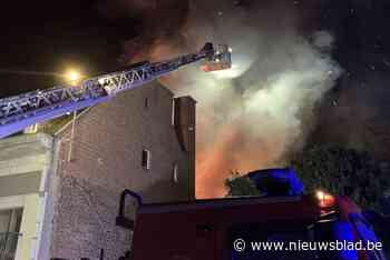 Uitslaande brand in achterbouw van woning: drie woningen met rookschade