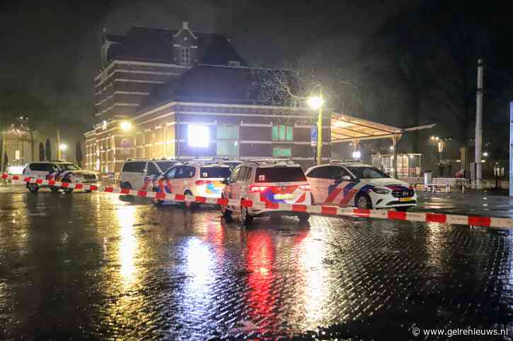 Grote politieactie op station, agenten met kogelwerende vesten doorzoeken trein