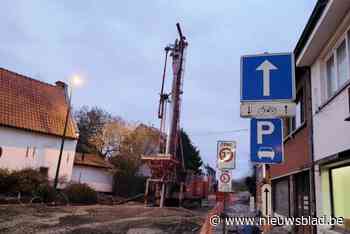 Hier zijn meer dan 855 palen nodig om nieuwe riolering aan te leggen: “De ondergrond is zo drassig dat de rioleringsbuizen anders gewoon zouden wegzinken”
