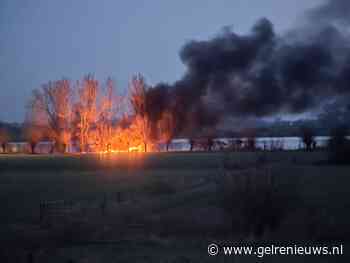 Buitenbrand, rookwolken vanaf grote afstand al zichtbaar