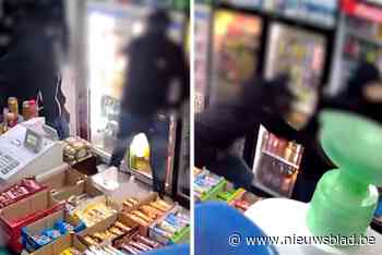 Beelden tonen hoe klanten maar net kunnen ontsnappen aan kogelregen in Brusselse nachtwinkel