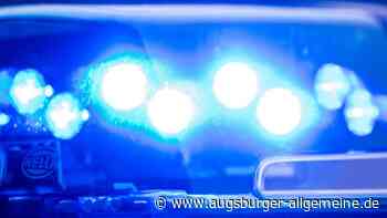 Kind rennt über die Straße und wird von Auto erfasst