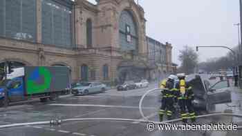 Feuerwehreinsatz vor Bahnhof Dammtor: Auto fängt an Ampel Feuer