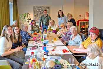 Schepen en burgemeester helpen handje in wzc De Meers
