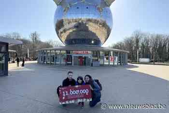 Atomium trakteert 11 miljoenste bezoeker op champagne en gratis etentje