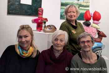 Vier dames stellen tentoon
