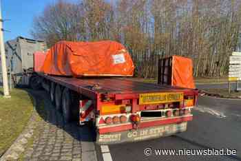 Vrachtwagen verliest lading van 14 ton op rotonde